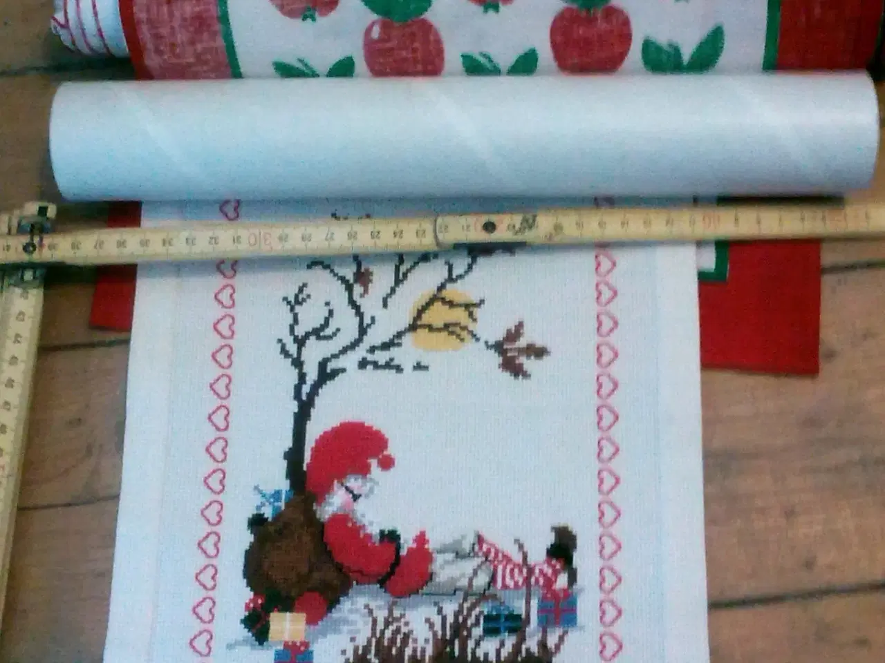 Billede 5 - Julemanden sover lidt endnu... Juledug broderi