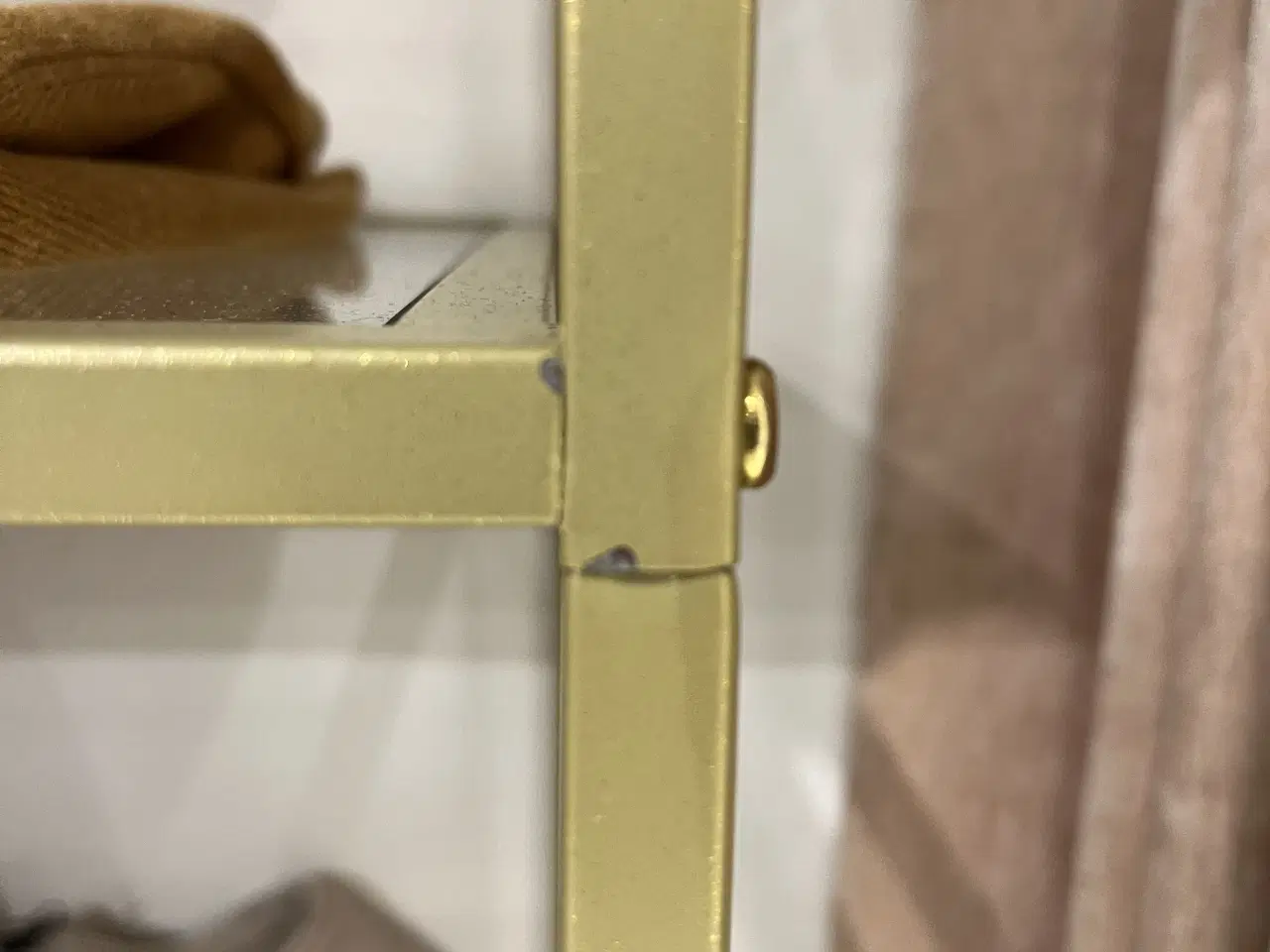 Billede 4 - Reol m. glas - 5-etagers, slank stigereol i 'guld'