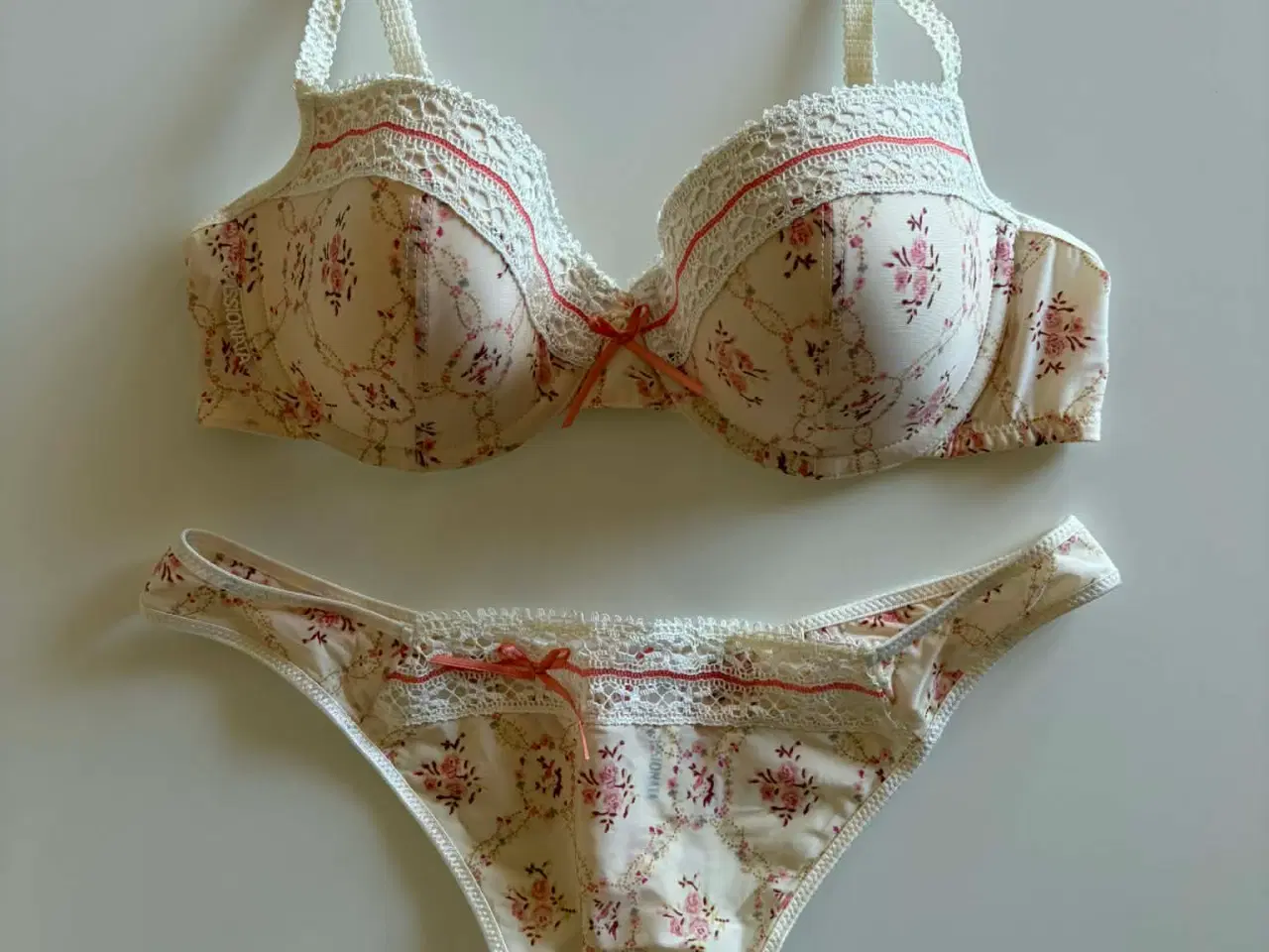 Billede 1 - Passionata undertøj, bh og g-streng, str. 75C/42