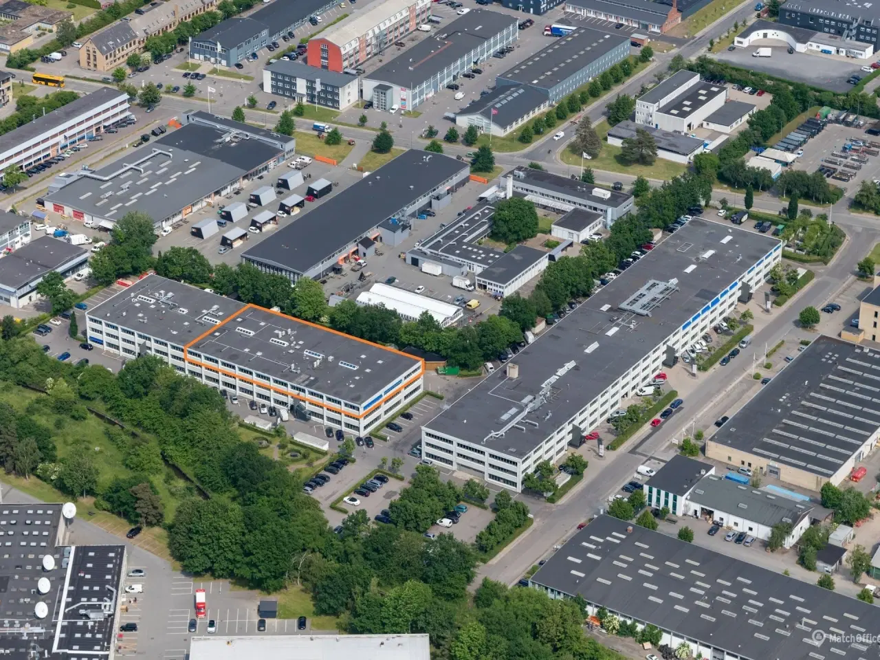 Billede 2 - Lager- og kontorlejemål med pæne glasløsninger. klimaanlæg og stort kantineområde