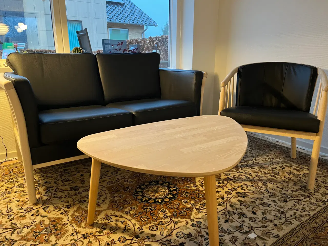 Billede 1 - Lædersofa og stol med sæbebehandlet tremmestel. 