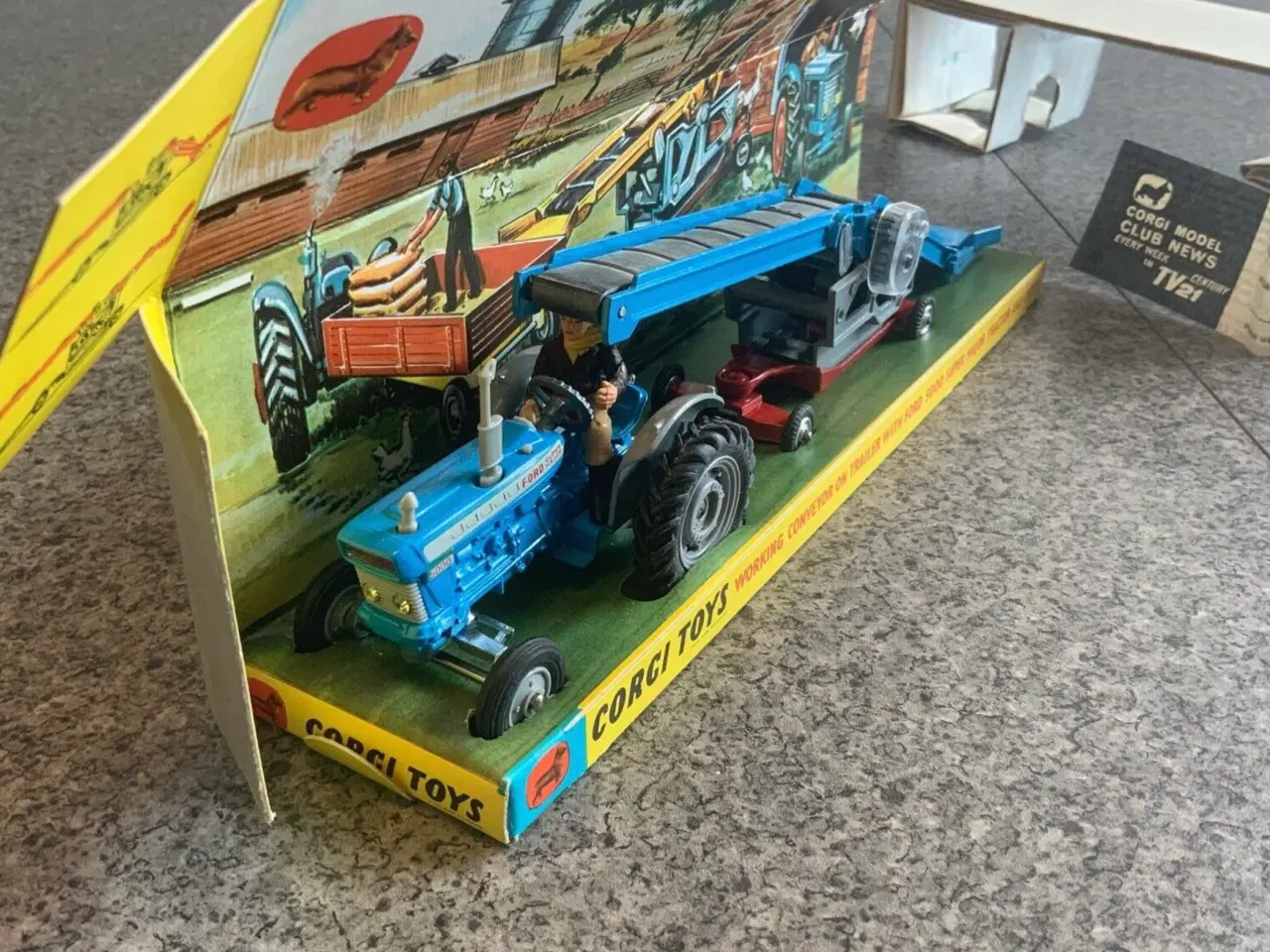Billede 2 - Corgi Toys no. 47 Ford 5000 Tractor with conveyor