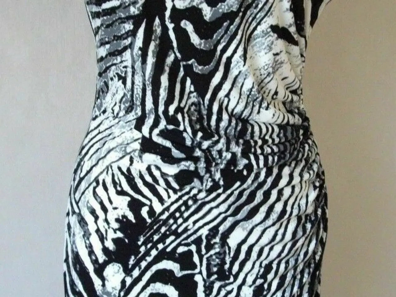Billede 4 - Wallis kjole. Med animal striber. Str: Medium