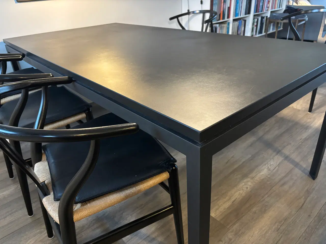 Billede 2 - Rübner spisebord i sort linoleum