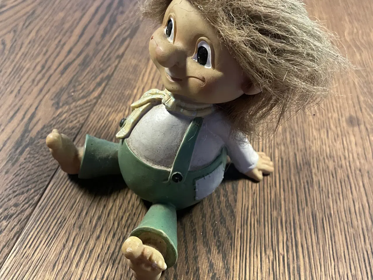 Billede 2 - Siddende trold i grøn tøj.