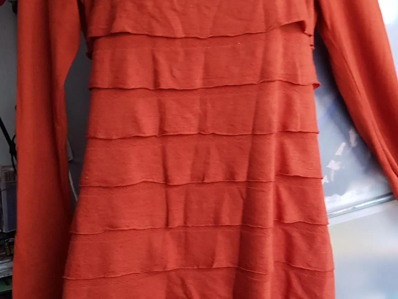 Billede 5 - kjole, kropsnær kjole, str. S, rød terrakotta