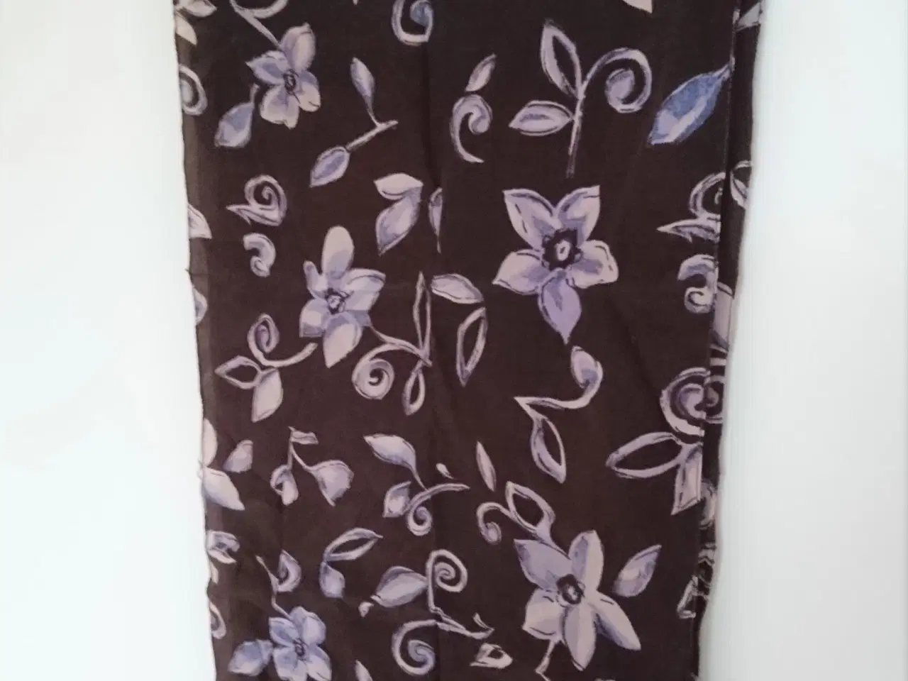 Billede 1 - Tørklæde - Brun med blå blomster 100 % Silk