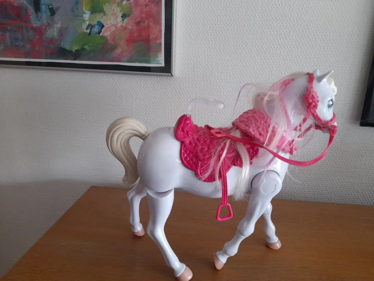 Billede 4 - Hvid Barbie hest med pink hovedtøj mm