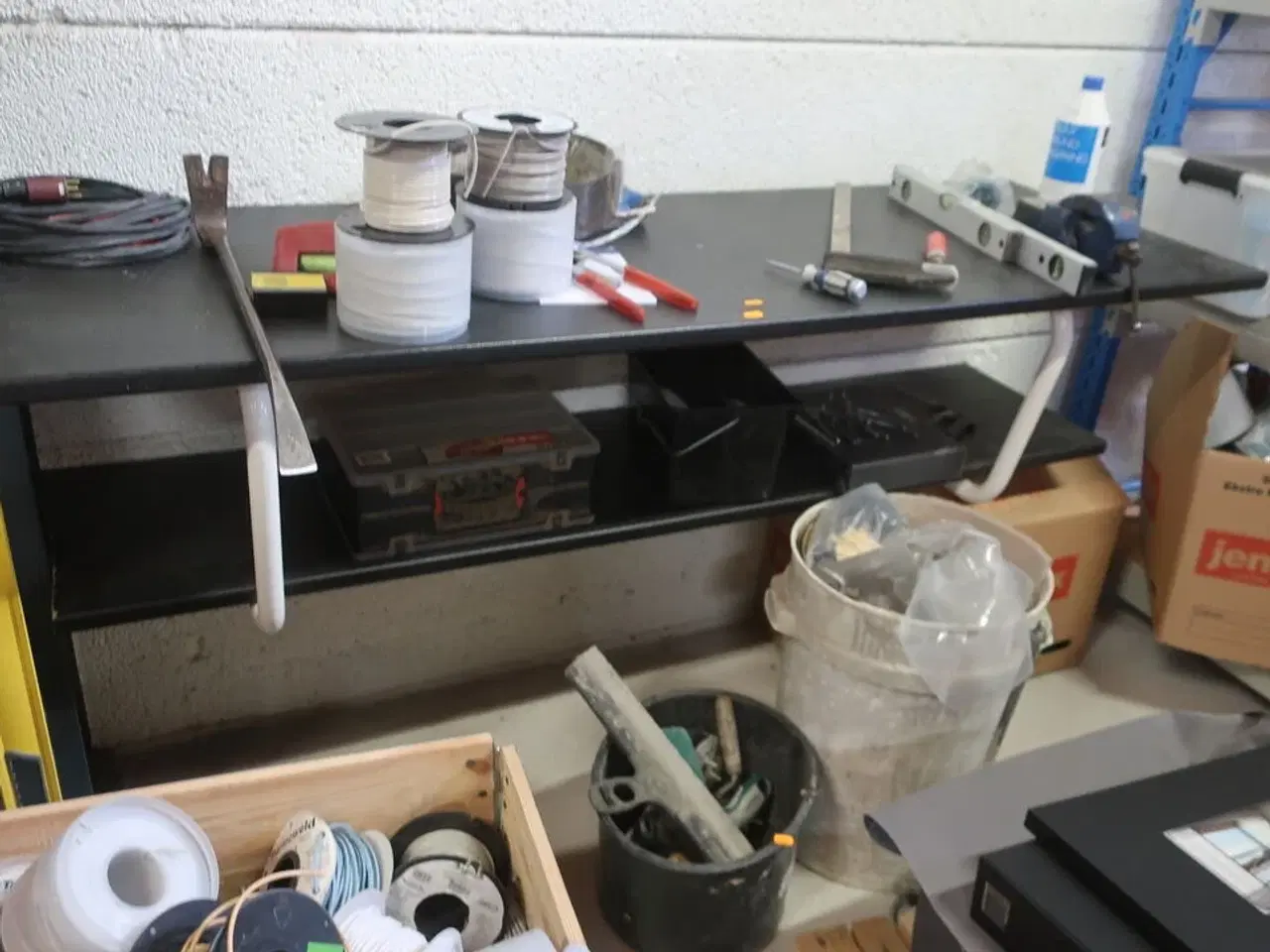 Billede 1 - Arbejdsbord med div. Værktøj