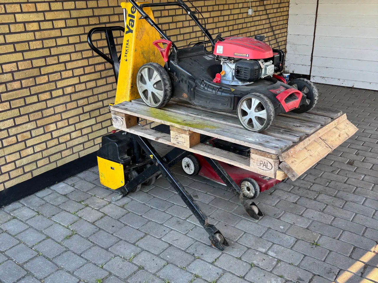 Billede 4 - El palleløfter + 3 plæneklippere 