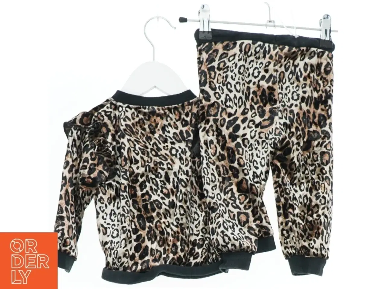Billede 2 - Leopardmønstret sæt med trøje og bukser fra Petit (str. 74)