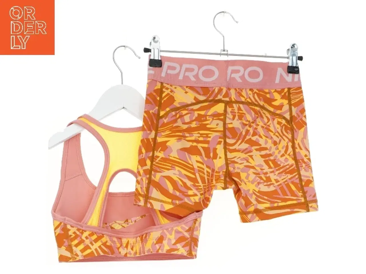 Billede 2 - Sports top og shorts fra Nike (str. 146)
