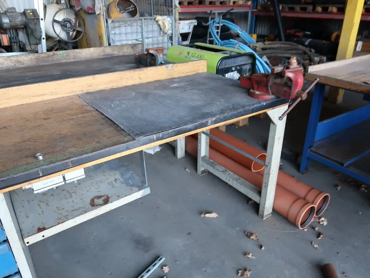 Billede 3 - Arbejdsbord med skruestik