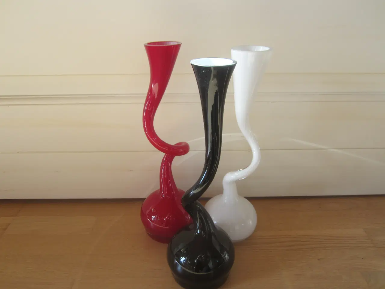 Billede 2 - 3 fine swingvaser Rød-hvid og sort pr stk