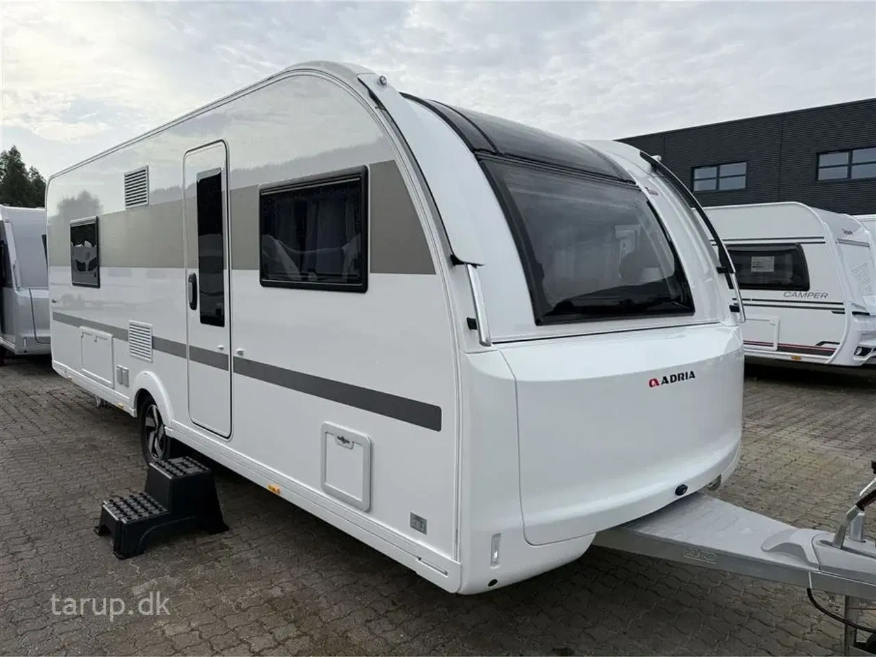 Billede 1 - 2026 - Adria Alpina 613 UT   Enkeltsenge med elevation, ende-badeværelse, rundsidde-gruppe, ALDE varme, panorama-vindue,