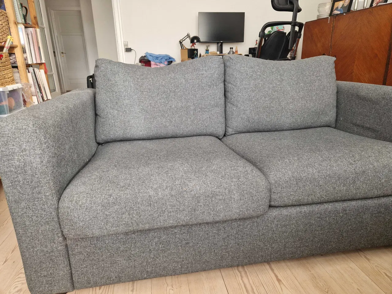 Billede 2 - Grå  to-personers sofa