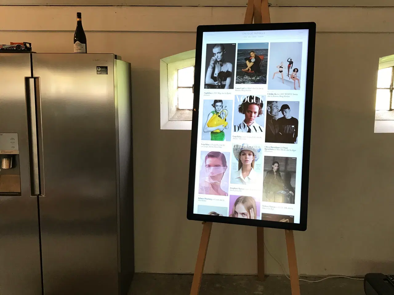 Billede 4 - 55” Prof LG monitor på 2 m højt egetræsstaffeli