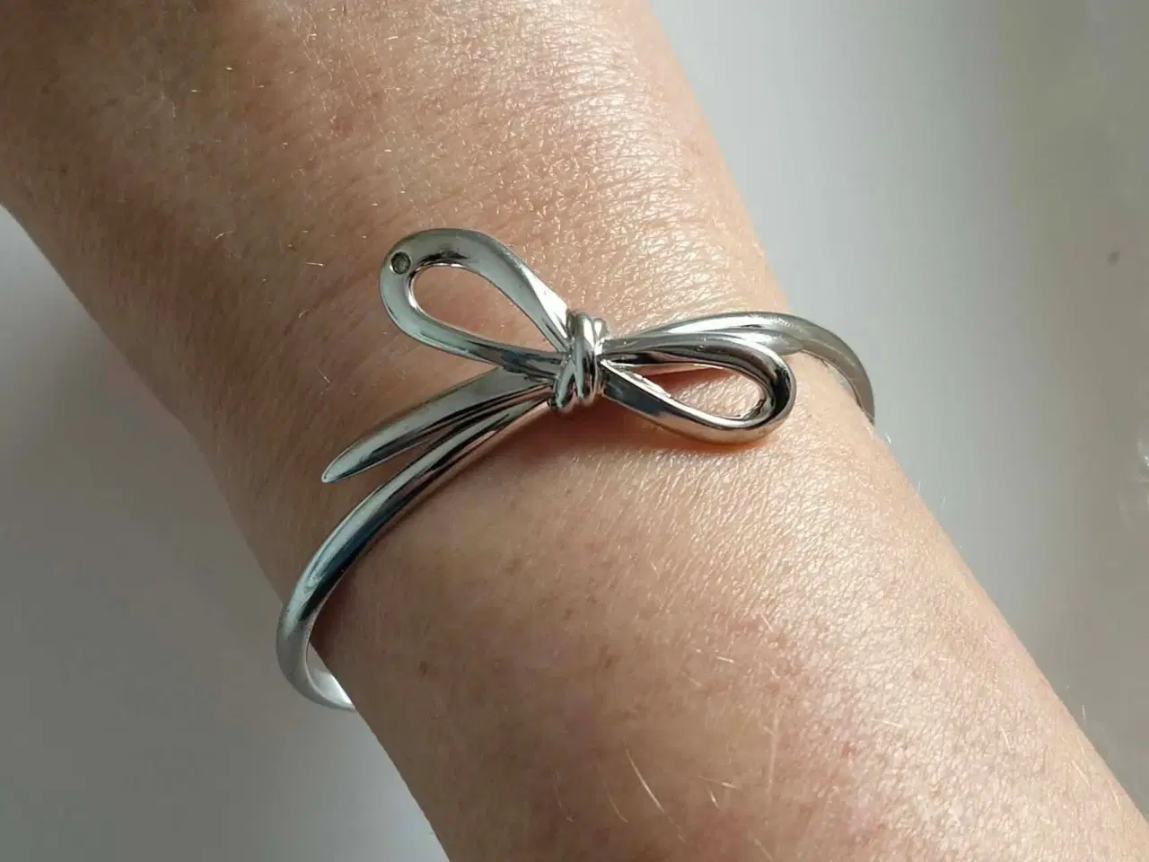 Billede 6 - HOT DIAMONDS ENGLAND ARMRING "FLOURISH OPEN BOW" 