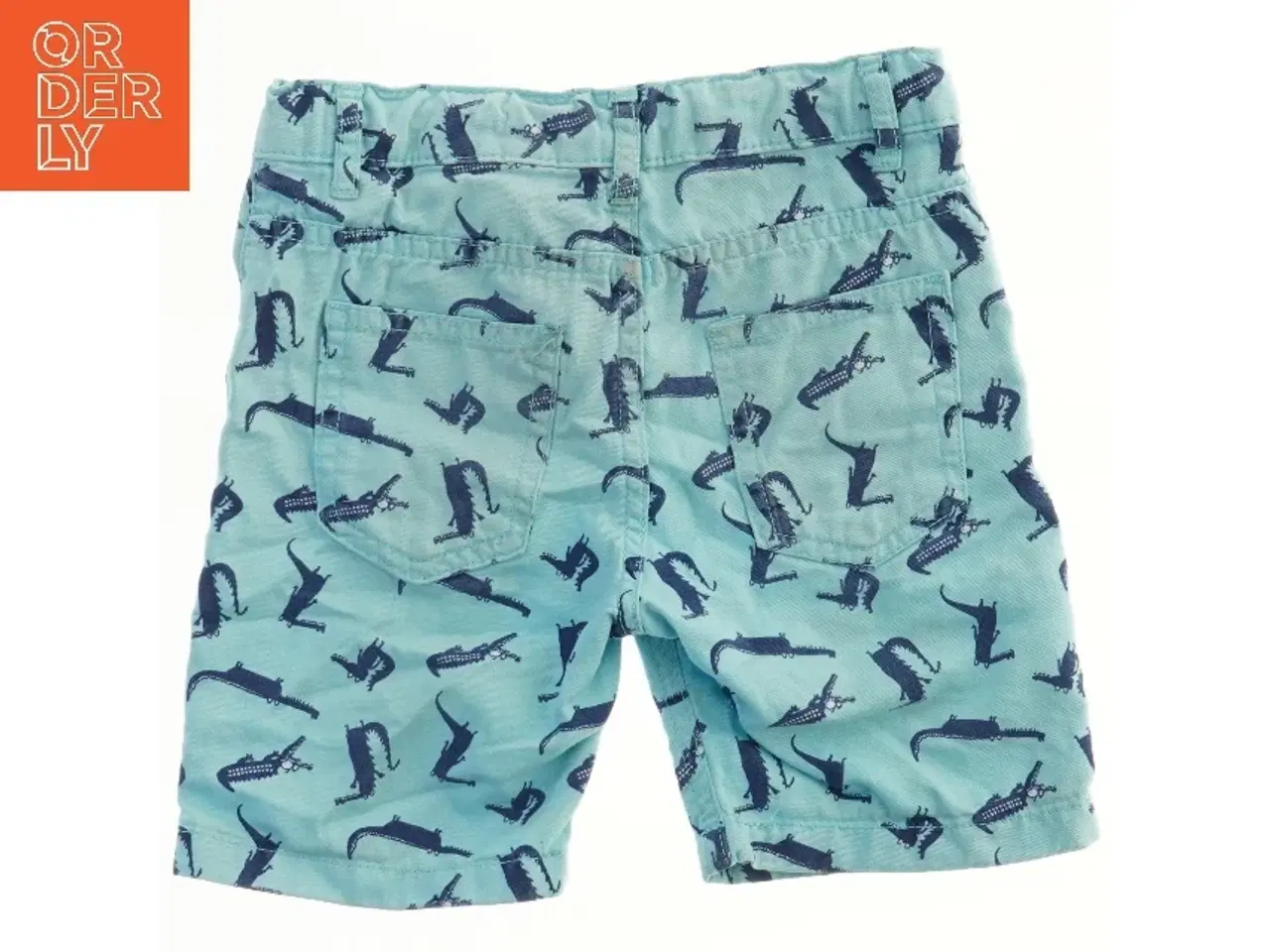 Billede 2 - Børneshorts med krokodilleprint fra DeFacto (str. 116)