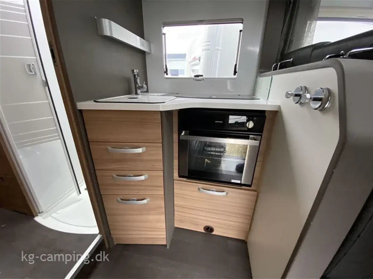 Billede 9 - 2022 - Adria Coral XL Plus A670 SL   Adria Coral PLUS 670 SL XL med Alkove - automatgear.