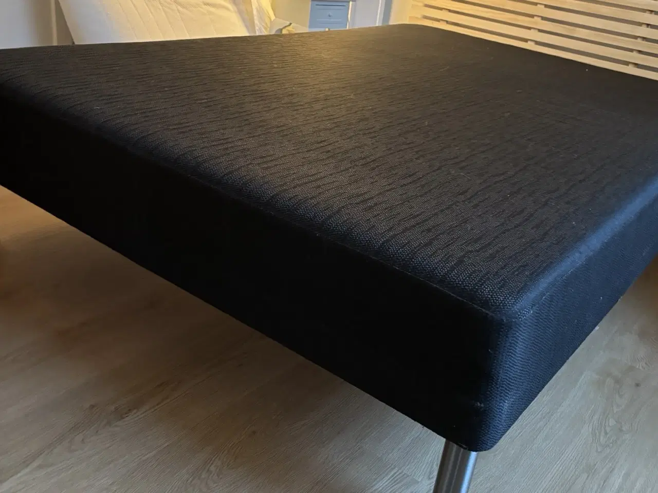 Billede 3 - Boxmadras 140x200cm, sort fra Jysk.