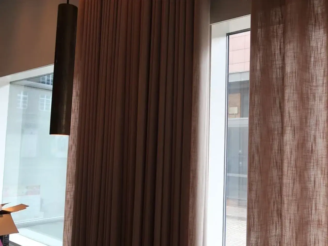 Billede 2 - 2 stk. Gardiner med skinne