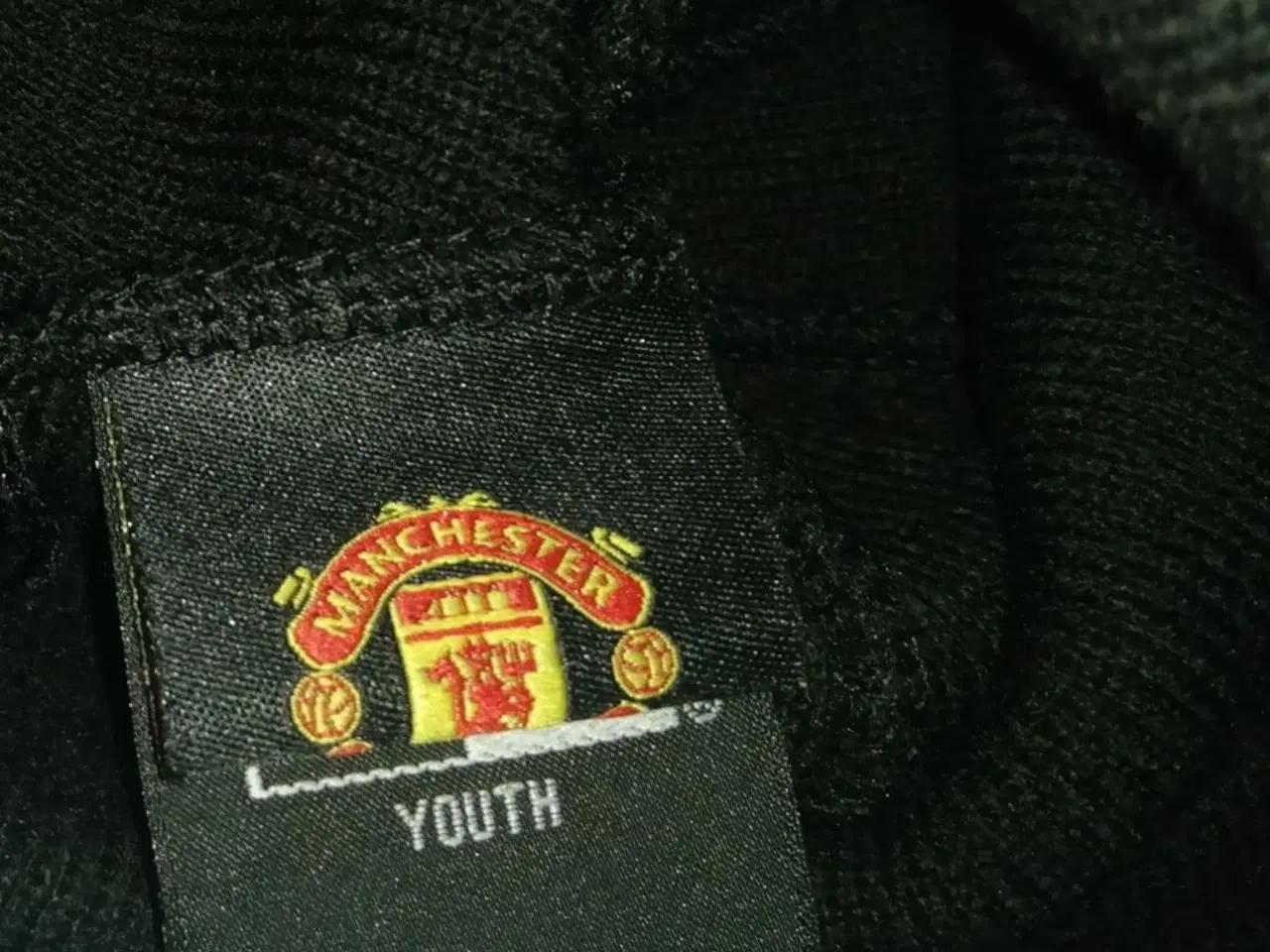 Billede 4 - MANCHESTER UNITED SHORTS OG HUE, STR. 7-8 ÅR