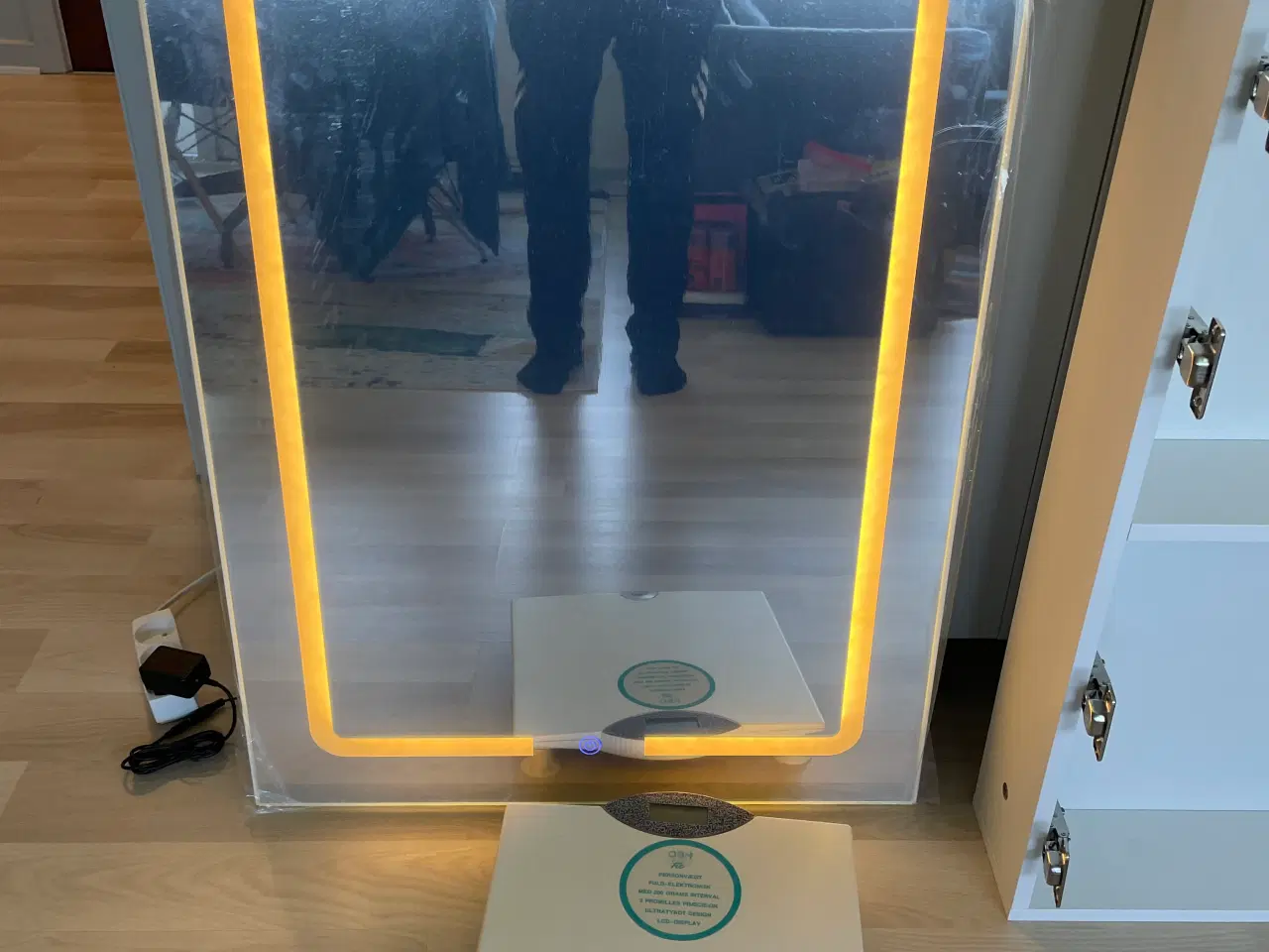 Billede 2 - Badeværelse skab med lys 