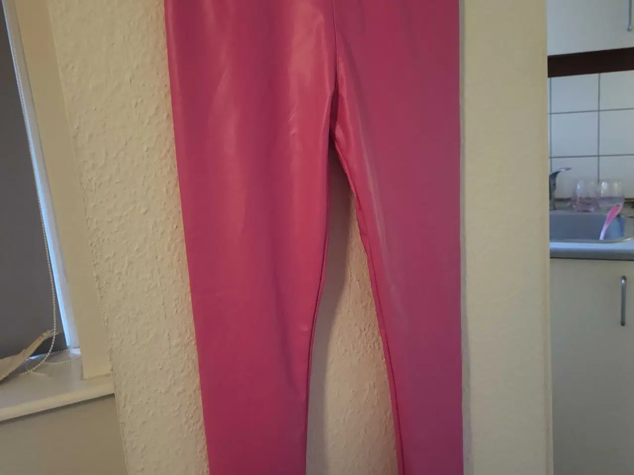 Billede 8 - Sorte & Lyserøde Latex Leggins