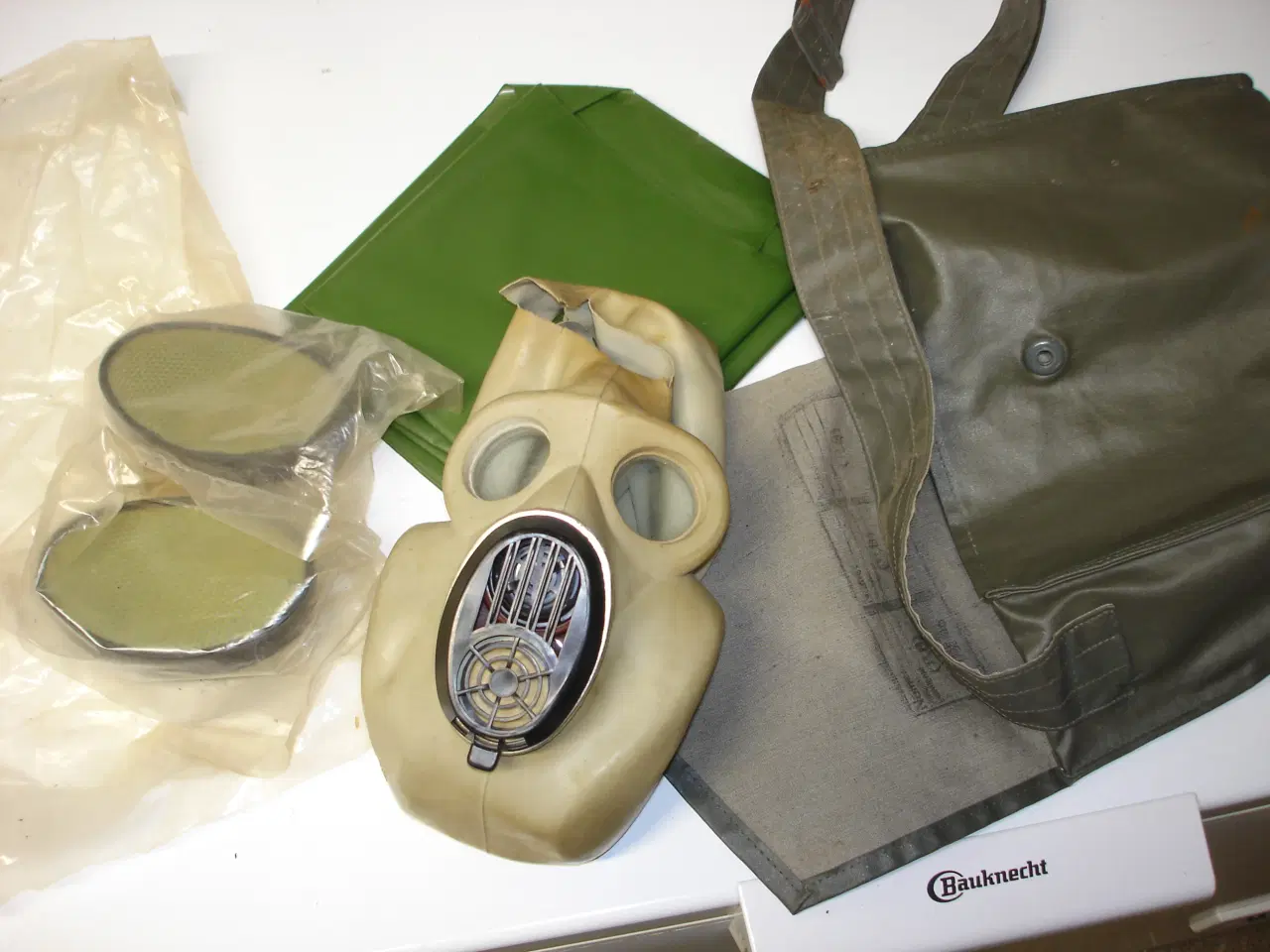 Billede 1 - Gasmasker og ander militær udstyr. 