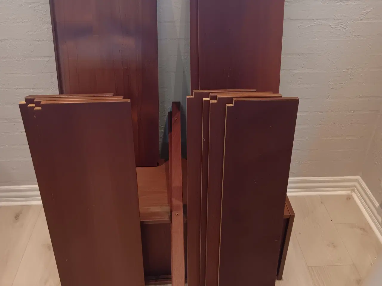 Billede 1 - Teak reolsystem m. ni hylder, et skab og en bladhy