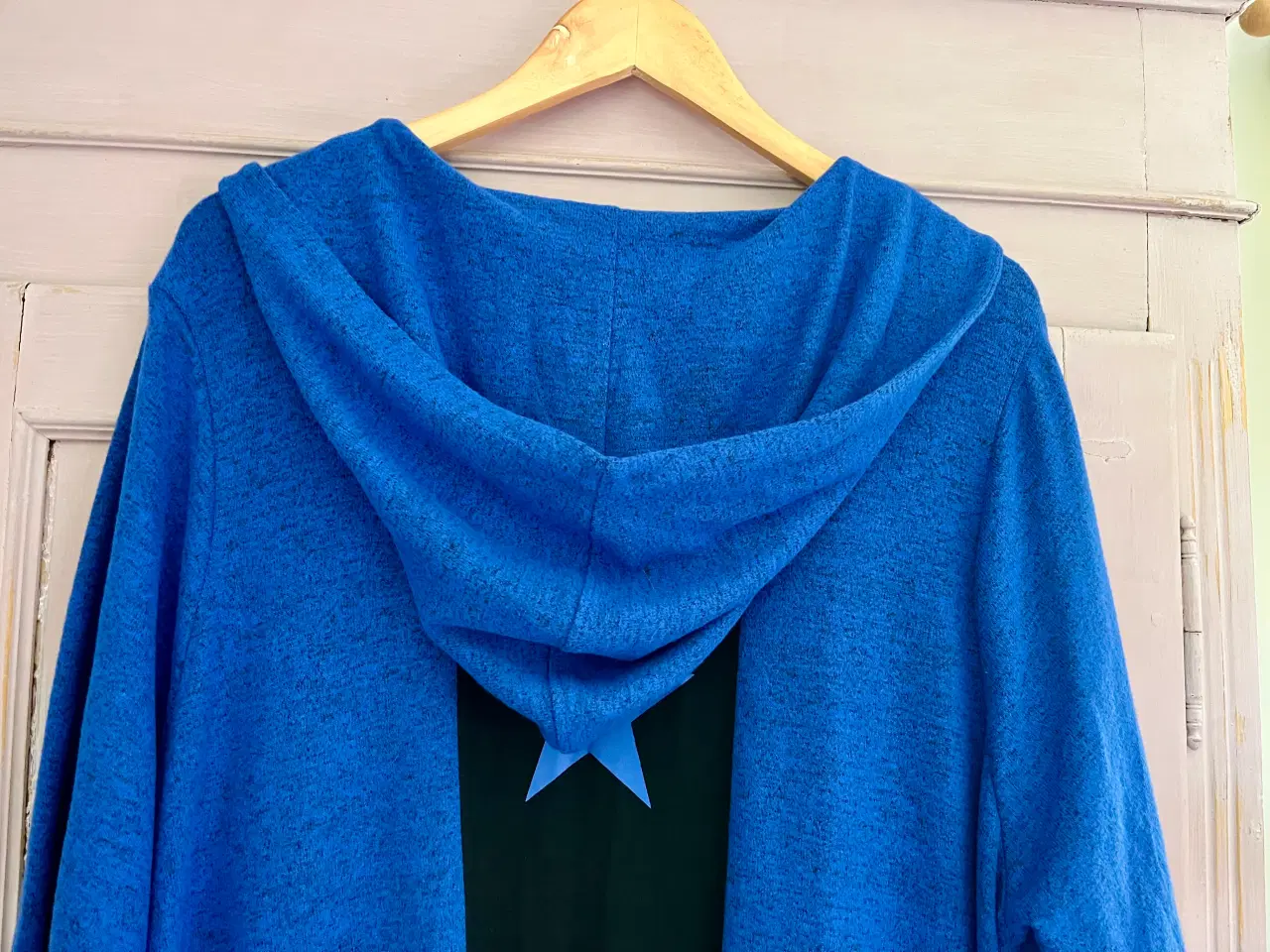 Billede 3 - Lækker cardigan med hætte fra Studio Clothing