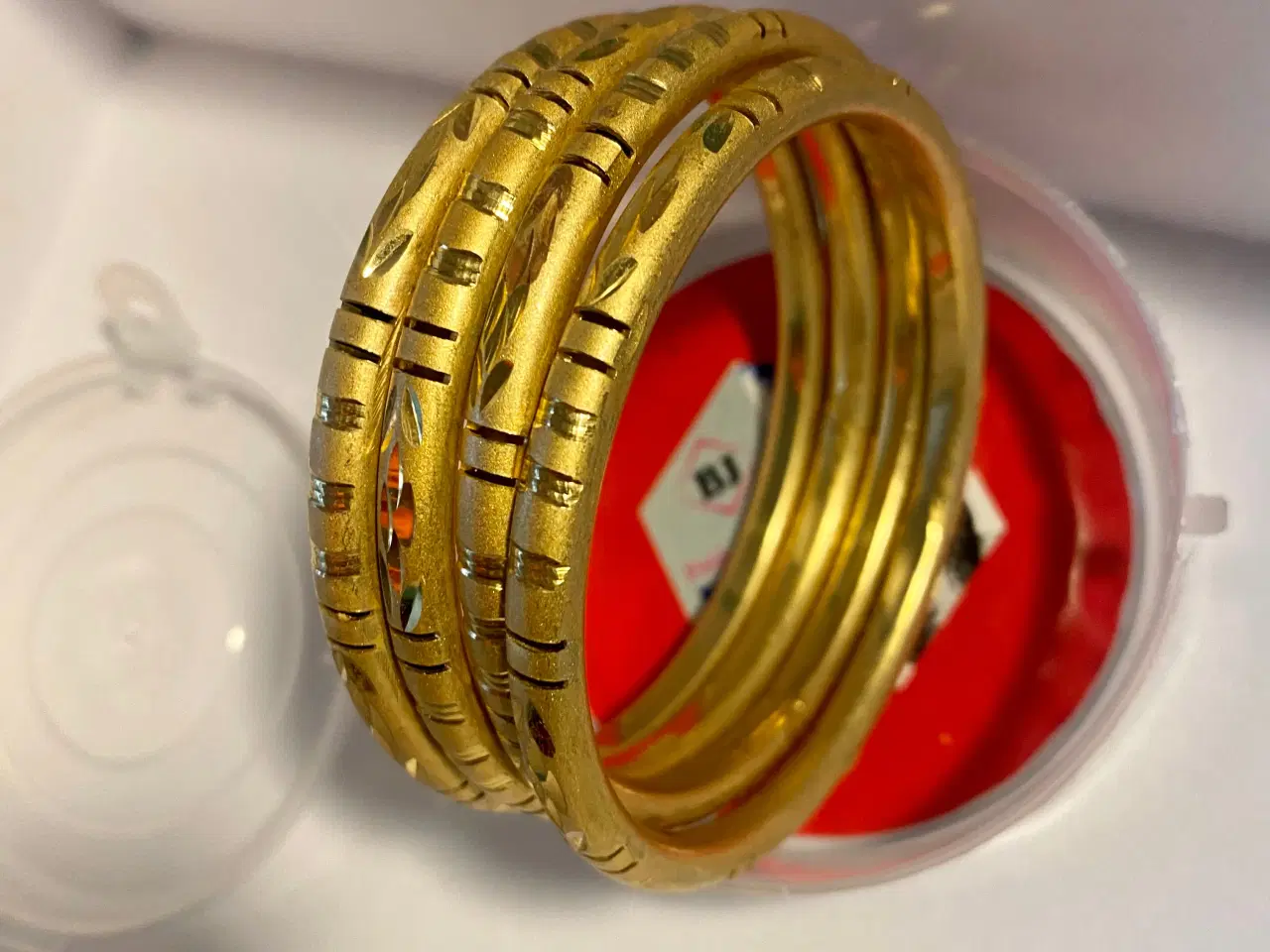Billede 2 - Guldfarvet armbånd til salg