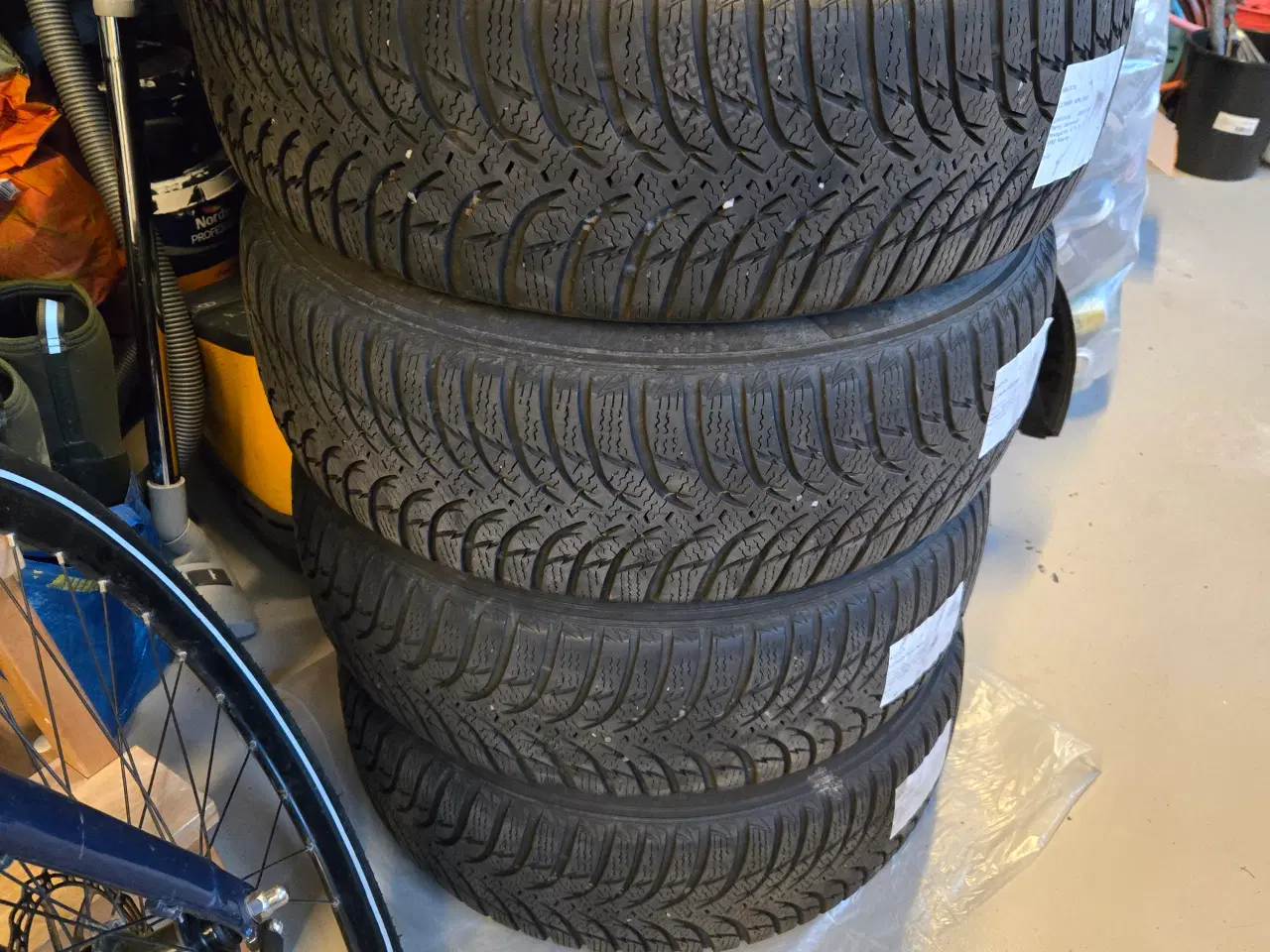 Billede 2 - Vinterdæk på stålfælge - KUMHO 205/65 R15 94T