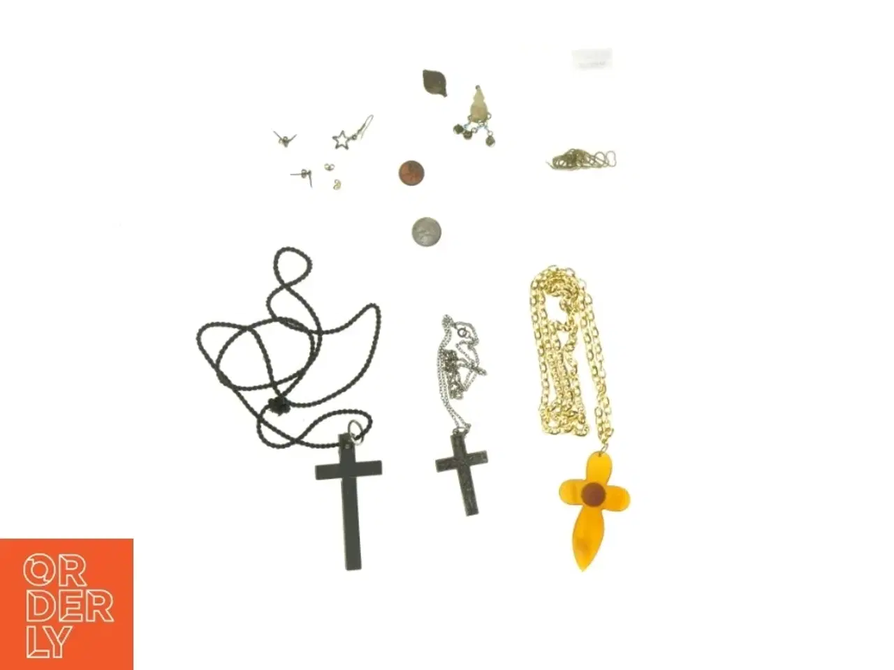 Billede 1 - Smykker, med blandt andet kors (str. 8 x 8 cm)