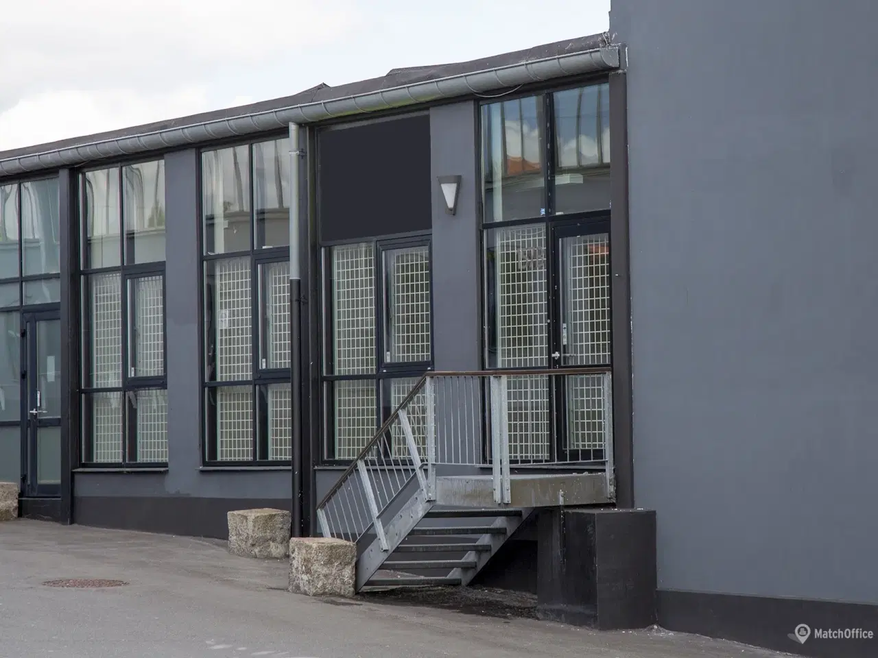 Billede 16 - Højloftet kontor med showroom, lounge eller let lager