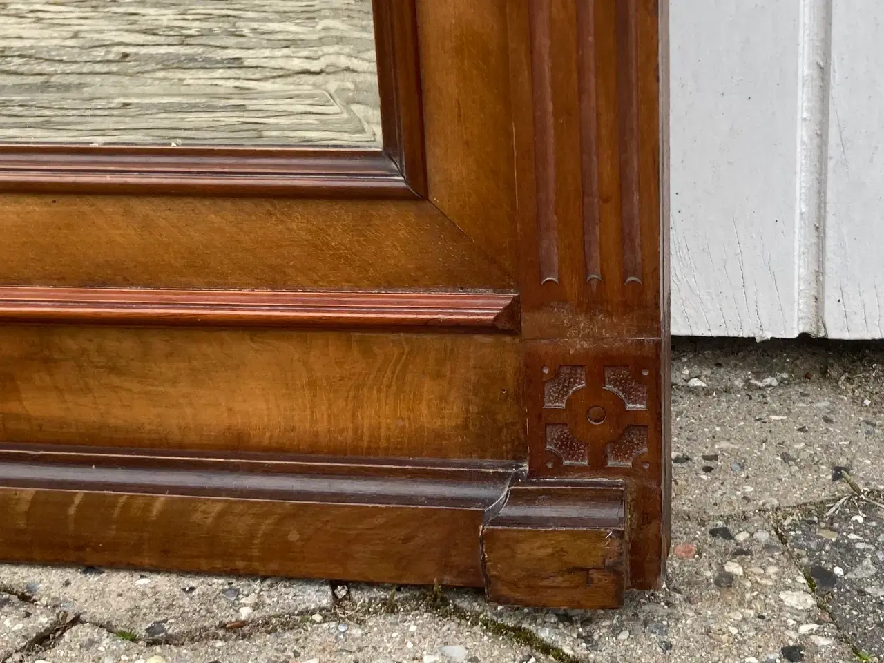 Billede 4 - Antikt spejl med smukke udskæringer