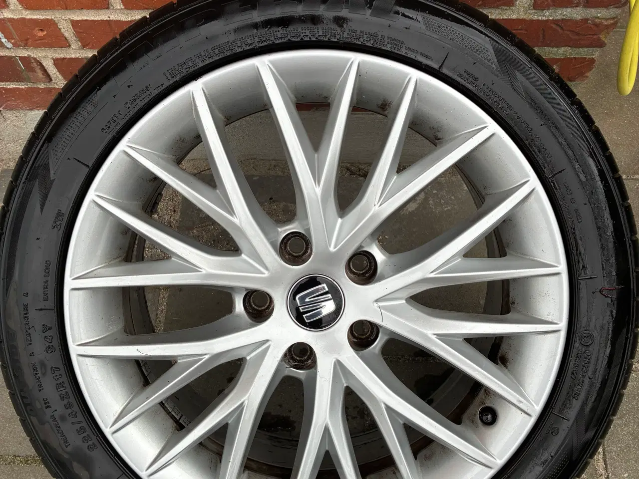 Billede 1 - Alufælge med næsten nye dæk