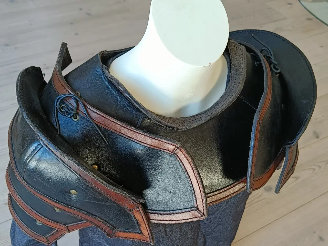 Billede 1 - Shoulder Armour With Neck Guard