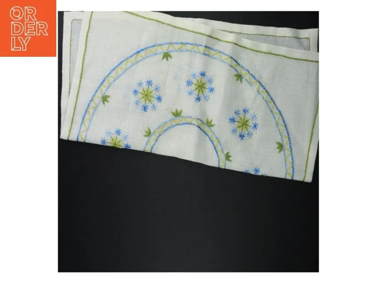 Billede 2 - Broderet dug (str. 49 x 49 cm)