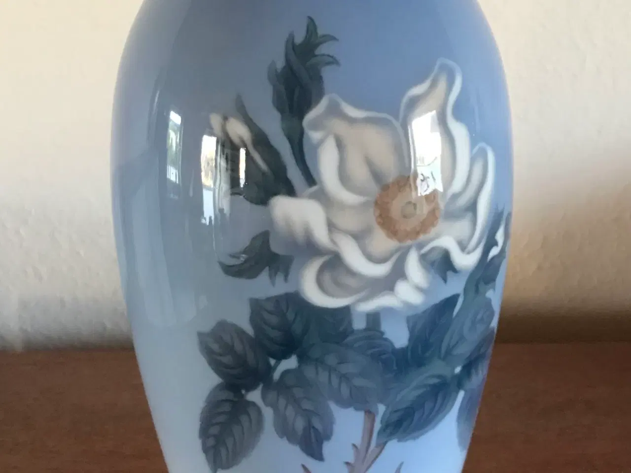 Billede 2 - Vase dekoreret med hvid klitrose / hyben rose