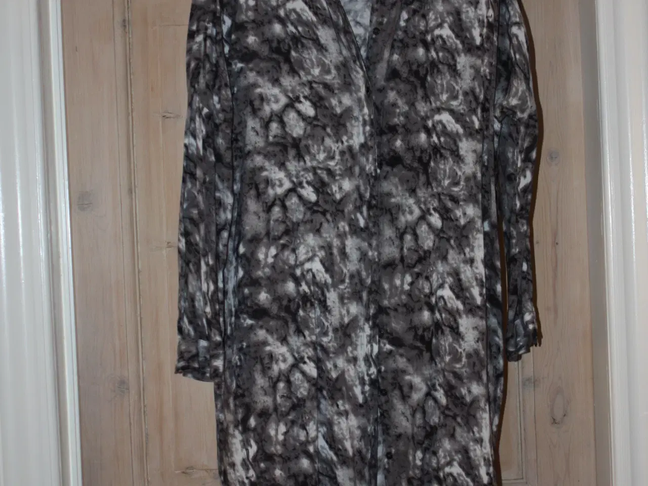 Billede 2 - Blusekjole str. ca 40 hofter 104 cm