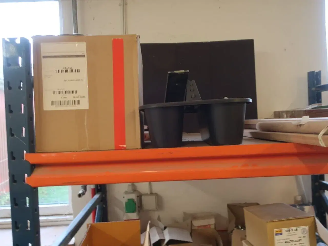 Billede 6 - Reol med div. Bolte m.m.