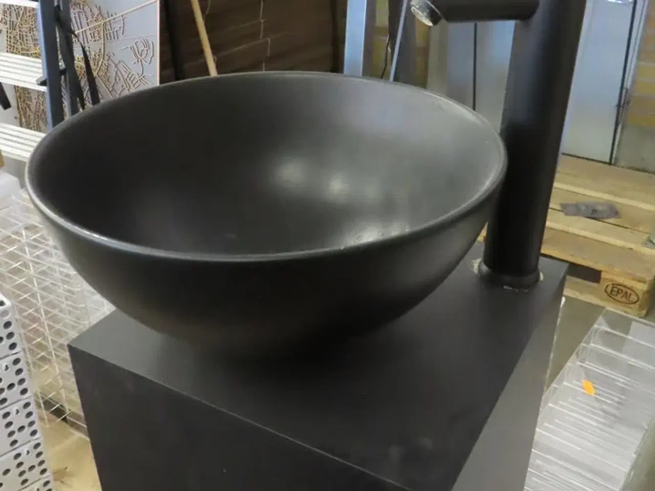 Billede 2 - Håndvask og armatur på pedestal