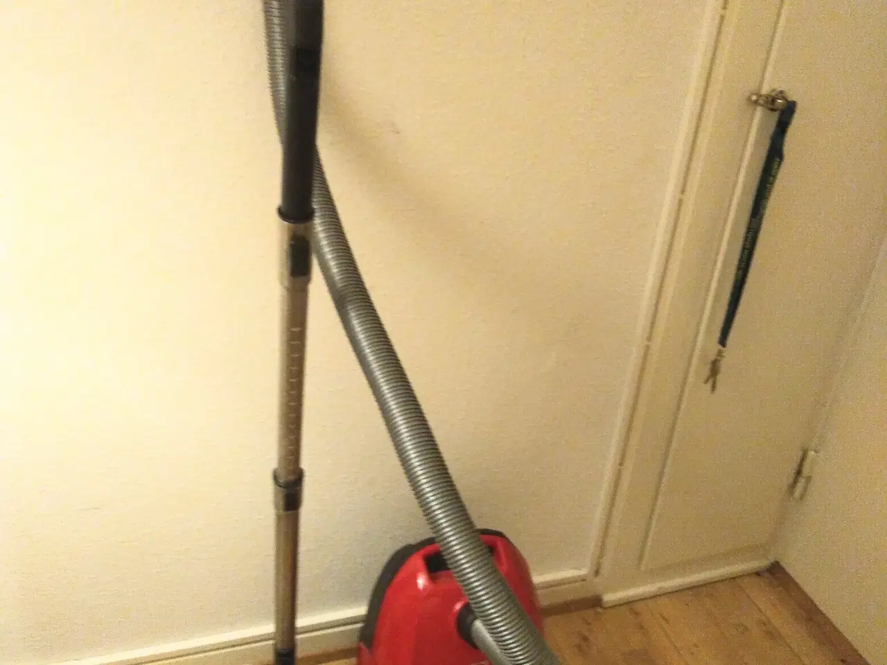 Billede 5 - Rød støvsuger næsten som ny