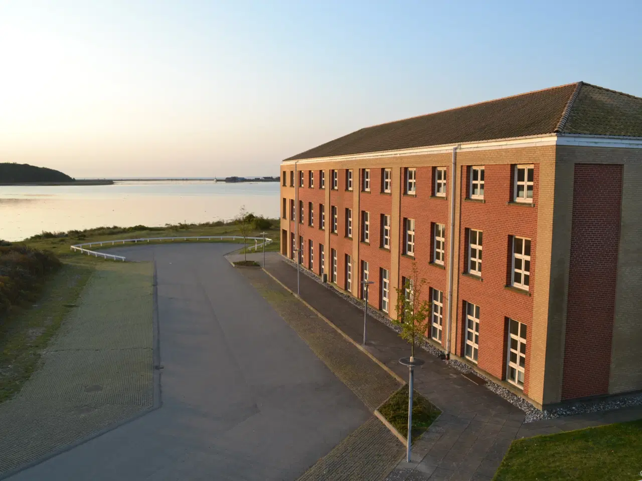 Billede 4 - Storrumskontor med trægulv