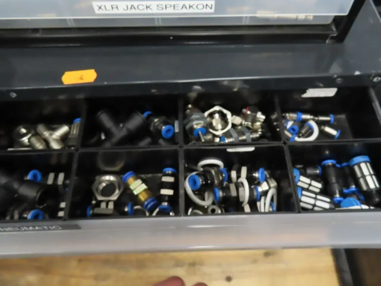 Billede 11 - Opbevaringskasser med div elektronikdele til bl.a. kabler