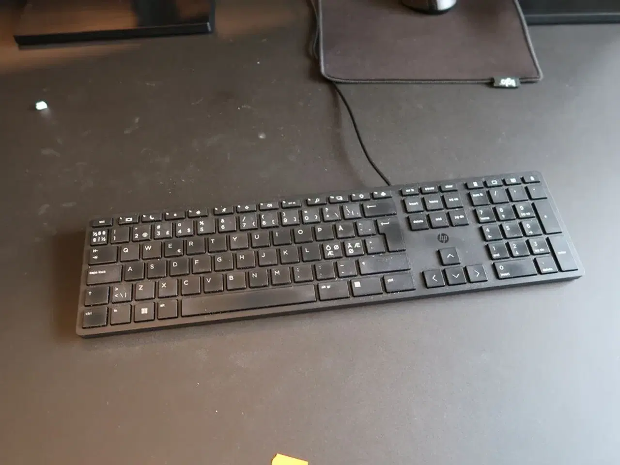 Billede 2 - 2 stk. computerskærme SAMSUNG F27T450FQR, tastatur og mus