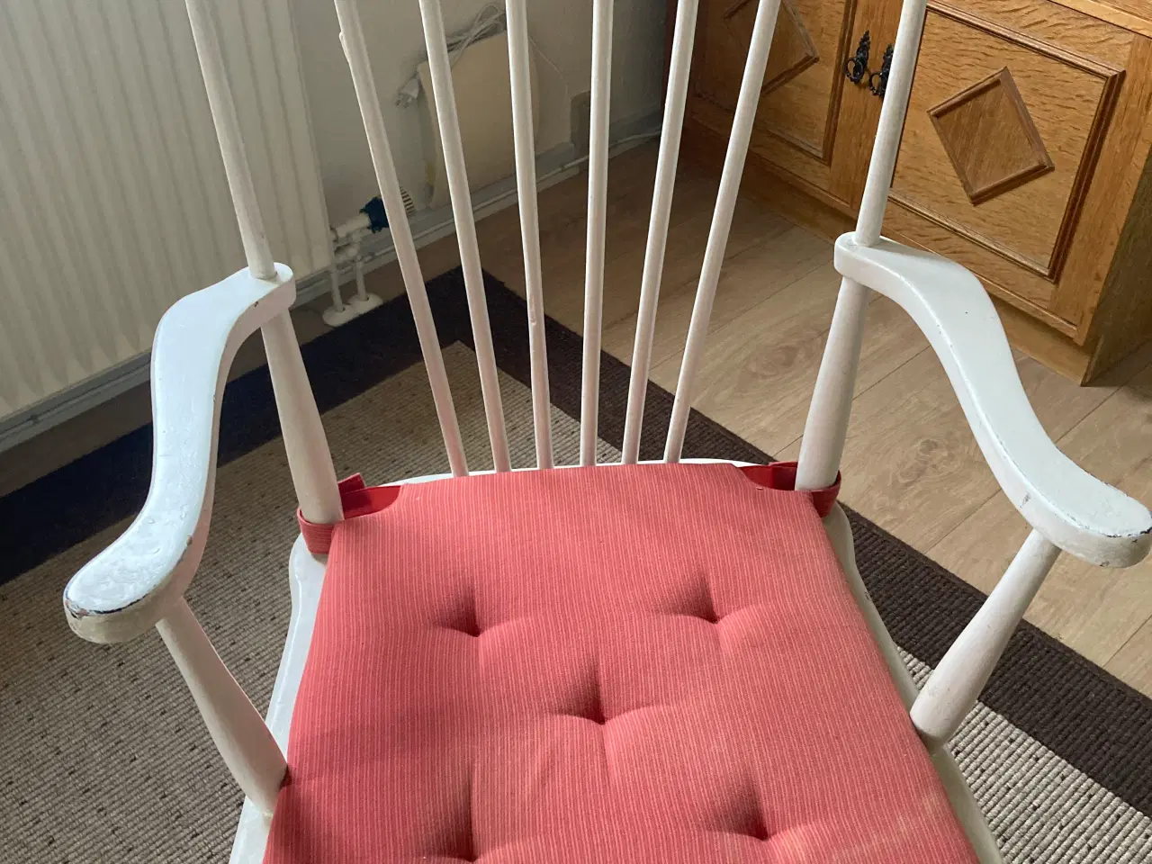 Billede 13 - Hvid træstol med armlæn