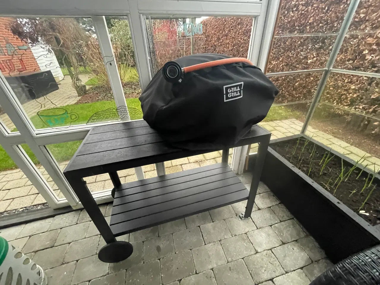 Billede 1 - Lettere brugt rengjort gasgrill med bord